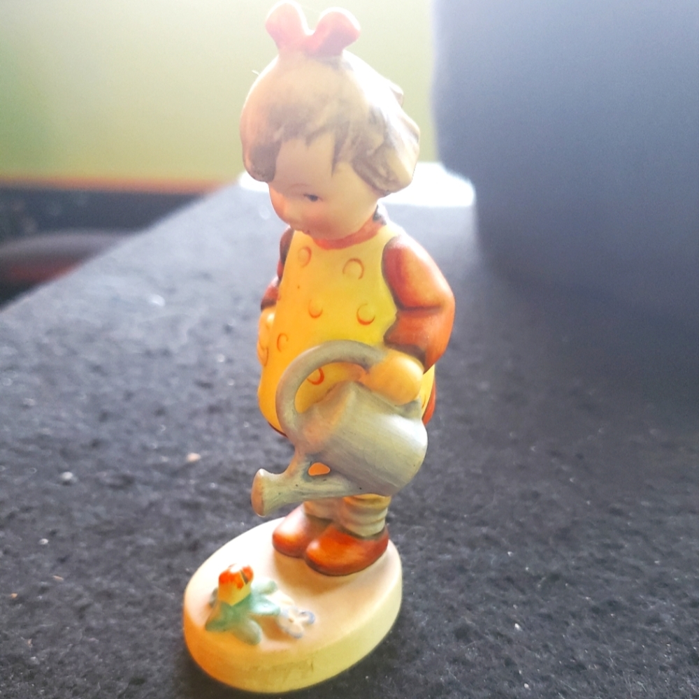 Hummel Little Gardener